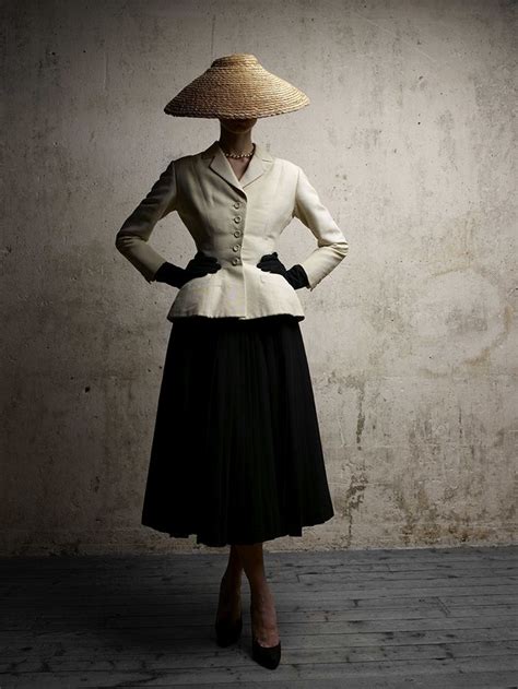 dior post war fashion of nipped-in waists|christian Dior padded.